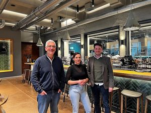 Lothar Grünewald (links), Grünewald Consulting GmbH, Organisator der Tour de Triangle, und Cedric Schütz (rechts), Grünewald Consulting GmbH, mit Paula Feierabend, die den Mittagstisch im Maku verantwortet Lothar Grünewald (links), Grünewald Consulting GmbH, Organisator der Tour de Triangle, und Cedric Schütz (rechts), Grünewald Consulting GmbH, mit Paula Feierabend, die den Mittagstisch im Maku verantwortet