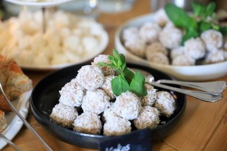 Die veganen Kokosbällchen vom Kleebauer Hof im oberösterreichischen Mühlviertel gehören zu den Lieblingsrezepten von Küchenchefin Maria
