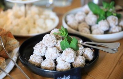 Die veganen Kokosbällchen vom Kleebauer Hof im oberösterreichischen Mühlviertel gehören zu den Lieblingsrezepten von Küchenchefin Maria