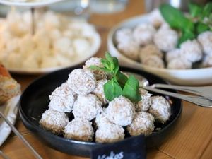 Die veganen Kokosbällchen vom Kleebauer Hof im oberösterreichischen Mühlviertel gehören zu den Lieblingsrezepten von Küchenchefin Maria