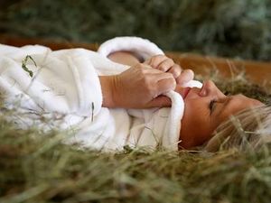 Im Heubettenruheraum von Haubers Naturresort in Oberstaufen/Allgäu sorgt das duftende Heu bei Urlaubern für Ruhe und Entspannung