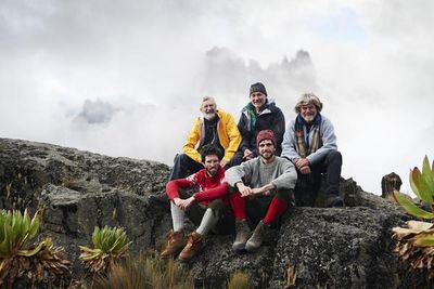 Die Helden vom Mount Kenya Gert Judmaier und Oswald Oelz mit ihren Filmdarstellern Hansjoerg und Vitus Auer bei den Dreharbeiten zu Reinhold Messners Regiedebüt Still Alive in den Bergen Ostafrikas