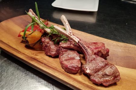 Grillgerichte mit echtem Holzkohle-Aroma stehen neben rohen Köstlichkeiten auf der Karte des neu konzipierten Restaurants Raw & Grill – The Brasserie im Hotel Cort in Mallorcas Hauptstadt