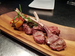 Grillgerichte mit echtem Holzkohle-Aroma stehen neben rohen Köstlichkeiten auf der Karte des neu konzipierten Restaurants Raw & Grill – The Brasserie im Hotel Cort in Mallorcas Hauptstadt Grillgerichte mit echtem Holzkohle-Aroma stehen neben rohen Köstlichkeiten auf der Karte des neu konzipierten Restaurants Raw & Grill – The Brasserie im Hotel Cort in Mallorcas Hauptstadt
