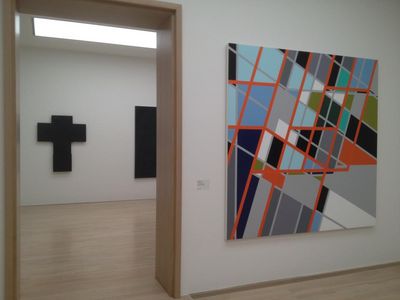 Kreuzherz von Arnulf Rainer und Kunstwerk von Sarah Morris