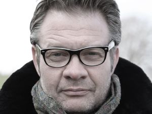 Der Journalist, Filmemacher und Fotograf Soenke C. Weiss ist ein Kenner von Afrika. 2006 veroeffentlichte Weiss sein Buch, Das Maedchen und der Krieg, fuer die GFDK hat er nun zwei Buecher besprochen, in denen sich alles um Afrika dreht Der Journalist, Filmemacher und Fotograf Soenke C. Weiss ist ein Kenner von Afrika. 2006 veroeffentlichte Weiss sein Buch, Das Maedchen und der Krieg, fuer die GFDK hat er nun zwei Buecher besprochen, in denen sich alles um Afrika dreht