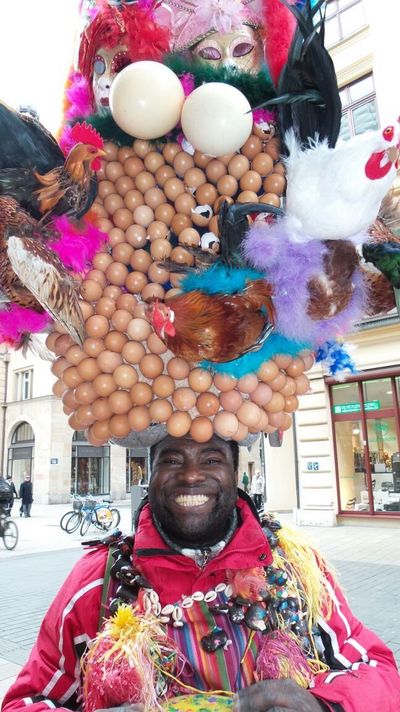 Gregory da Silva, der beruehmte Eiermann, Schauspieler, Straßenkuenstler, Komiker, Maerchenerzähler und Taenzer in Action
