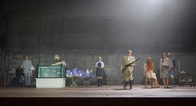 Mit ihren langen kupferroten Haaren ist diese Ellida der Inbegriff der femme fatale.