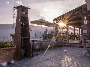 Saluti dal Ticino – im Außenbereich des auf 1.400 Metern gelegenen Ristoro Sass Malt im Südschweizer Malvaglia greifen Gäste beim Sonnenuntergang nach dem Glas und manchmal sogar zu den Sternen Saluti dal Ticino – im Außenbereich des auf 1.400 Metern gelegenen Ristoro Sass Malt im Südschweizer Malvaglia greifen Gäste beim Sonnenuntergang nach dem Glas und manchmal sogar zu den Sternen