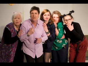 Es spielen Gabi Wiencek, Alexa Madej, Hanna Walter, Alexandra Madej, Brigitte Piering, Sabine Kaspzyck, Armin Reddig Es spielen Gabi Wiencek, Alexa Madej, Hanna Walter, Alexandra Madej, Brigitte Piering, Sabine Kaspzyck, Armin Reddig