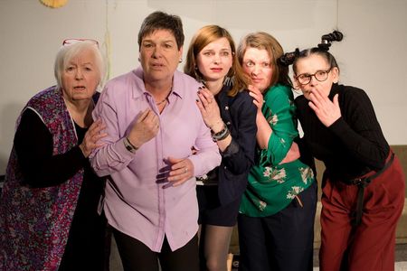 Es spielen Gabi Wiencek, Alexa Madej, Hanna Walter, Alexandra Madej, Brigitte Piering, Sabine Kaspzyck, Armin Reddig