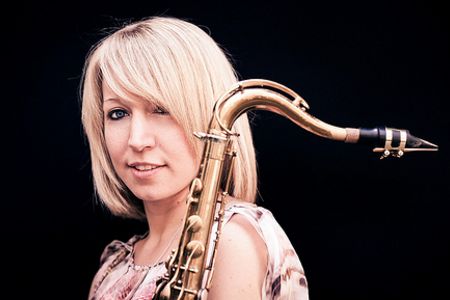 Die Saxophonistin und Sängerin Stephanie Lottermoserin Paris.