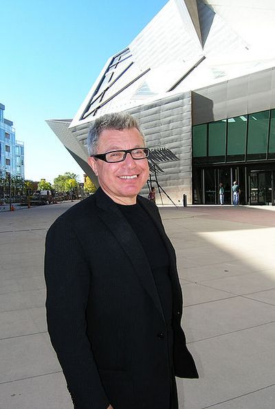 Daniel Libeskind inflationiert konsequent seine zum Markenzeichen erstarrte Formensprache. Die Verletzungen, die Libeskind seinen Bauwerken einzeichnete, verwiesen symbolisch auf Qual, Furcht und Tod, die Gewalt und Vertreibung Menschen angetan hatten. Der Architekt hat seine Bauwerke so mit dramatischer Bedeutung aufgeladen. Jetzt multipliziert er nur noch sein Markenzeichen.