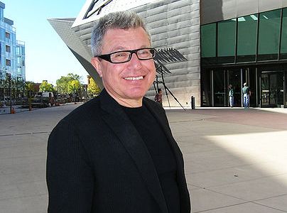 Daniel Libeskind inflationiert konsequent seine zum Markenzeichen erstarrte Formensprache. Die Verletzungen, die Libeskind seinen Bauwerken einzeichnete, verwiesen symbolisch auf Qual, Furcht und Tod, die Gewalt und Vertreibung Menschen angetan hatten. Der Architekt hat seine Bauwerke so mit dramatischer Bedeutung aufgeladen. Jetzt multipliziert er nur noch sein Markenzeichen.