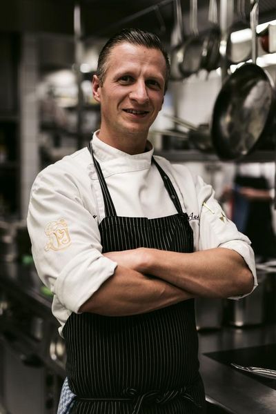 Zum vierten Mal in Folge freuen sich Kuechenchef Maximilian Moser und das Gourmetrestaurant Aubergine im Hotel Vier Jahreszeiten Starnberg ueber die Auszeichnung mit einem Michelin-Stern