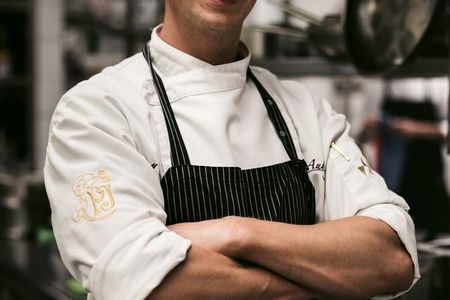 Zum vierten Mal in Folge freuen sich Kuechenchef Maximilian Moser und das Gourmetrestaurant Aubergine im Hotel Vier Jahreszeiten Starnberg ueber die Auszeichnung mit einem Michelin-Stern