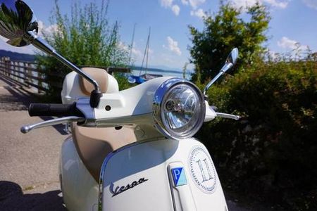 Vom Hotel Vier Jahreszeiten Starnberg geht es auf Wunsch mit einer Vespa rund um den Starnberger See