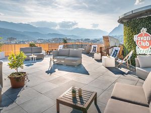 Im 13. Stock des ADLERS Lifestyle-Hotel Innsbruck/Tirol entspannen Besucher bei Rum‑Drinks in der Havana Bar Im 13. Stock des ADLERS Lifestyle-Hotel Innsbruck/Tirol entspannen Besucher bei Rum‑Drinks in der Havana Bar