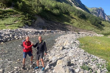 Mit dem EU-Projekt „Lebensspur Lech“ ist der gesundheitstouristische Erlebnisraum zwischen dem bayerischen Allgäu und dem Tiroler Lechtal noch enger zusammengewachsen – ebenso wie die Kooperationspartner Stefan Fredlmeier/Füssen Tourismus und Marketing (li.) und Michael Kohler/Lechtal Tourismus