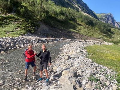 Mit dem EU-Projekt „Lebensspur Lech“ ist der gesundheitstouristische Erlebnisraum zwischen dem bayerischen Allgäu und dem Tiroler Lechtal noch enger zusammengewachsen – ebenso wie die Kooperationspartner Stefan Fredlmeier/Füssen Tourismus und Marketing (li.) und Michael Kohler/Lechtal Tourismus