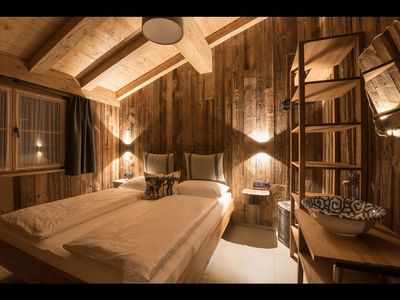 Stilsicher nächtigen im Tiroler Chalet – zum 4-Sterne-Campingplatz ArlBerglife Ferienresort in St. Anton am Arlberg/Österreich gehören auch 3 gemütliche Lodges für bis zu 5 Personen