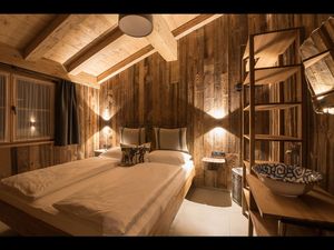 Stilsicher nächtigen im Tiroler Chalet – zum 4-Sterne-Campingplatz ArlBerglife Ferienresort in St. Anton am Arlberg/Österreich gehören auch 3 gemütliche Lodges für bis zu 5 Personen Stilsicher nächtigen im Tiroler Chalet – zum 4-Sterne-Campingplatz ArlBerglife Ferienresort in St. Anton am Arlberg/Österreich gehören auch 3 gemütliche Lodges für bis zu 5 Personen
