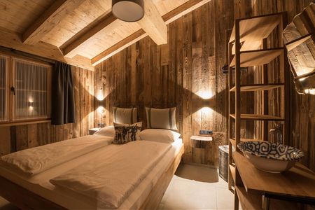 Stilsicher nächtigen im Tiroler Chalet – zum 4-Sterne-Campingplatz ArlBerglife Ferienresort in St. Anton am Arlberg/Österreich gehören auch 3 gemütliche Lodges für bis zu 5 Personen