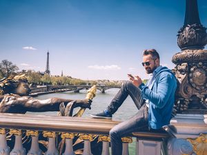 Reisen mit Stil Casual-Looks mit Jeans, Desert Boots und Polohemd sowie passender Sonnenbrille kennzeichnen den coolen Freizeit-Look Reisen mit Stil Casual-Looks mit Jeans, Desert Boots und Polohemd sowie passender Sonnenbrille kennzeichnen den coolen Freizeit-Look