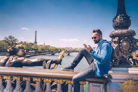 Reisen mit Stil Casual-Looks mit Jeans, Desert Boots und Polohemd sowie passender Sonnenbrille kennzeichnen den coolen Freizeit-Look