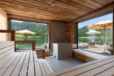 Weissenseerhof Sauna mit Bergblick