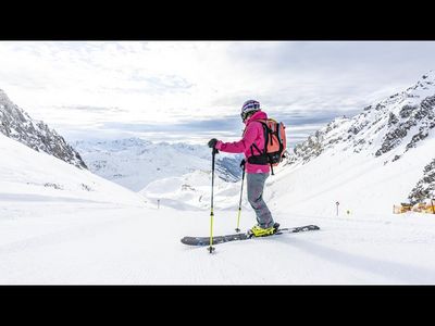 Blick nach vorn, auf den sowie abseits der Pisten von St. Anton am Arlberg in Oesterreich steht das sichere Urlaubserlebnis waehrend der Wintersaison 2020/21 im Vordergrund