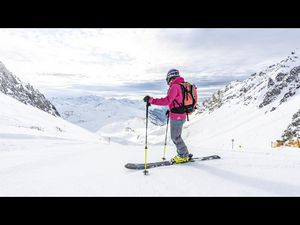 Blick nach vorn, auf den sowie abseits der Pisten von St. Anton am Arlberg in Oesterreich steht das sichere Urlaubserlebnis waehrend der Wintersaison 2020/21 im Vordergrund Blick nach vorn, auf den sowie abseits der Pisten von St. Anton am Arlberg in Oesterreich steht das sichere Urlaubserlebnis waehrend der Wintersaison 2020/21 im Vordergrund