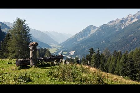 Weitlaeufige Ausblicke auf die vom Wildfluss Lech geformte Landschaft versprechen   ausgeschilderte Wanderrouten verschiedener Schwierigkeitsstufen im Tiroler Lechtal