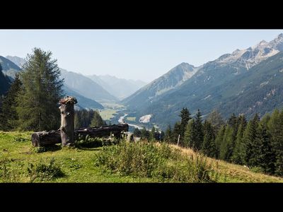 Weitlaeufige Ausblicke auf die vom Wildfluss Lech geformte Landschaft versprechen   ausgeschilderte Wanderrouten verschiedener Schwierigkeitsstufen im Tiroler Lechtal