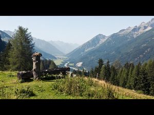 Weitlaeufige Ausblicke auf die vom Wildfluss Lech geformte Landschaft versprechen ausgeschilderte Wanderrouten verschiedener Schwierigkeitsstufen im Tiroler Lechtal Weitlaeufige Ausblicke auf die vom Wildfluss Lech geformte Landschaft versprechen ausgeschilderte Wanderrouten verschiedener Schwierigkeitsstufen im Tiroler Lechtal