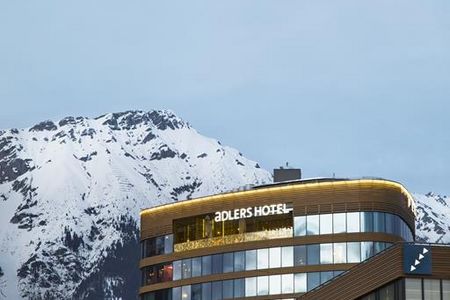 Neben dem aDLERS Lifestyle-Hotel Innsbruck befindet sich der Hauptbahnhof, von dem Gäste in weniger als einer Stunde die umliegenden Tiroler Freeride- und Wintersportgebiete erreichen