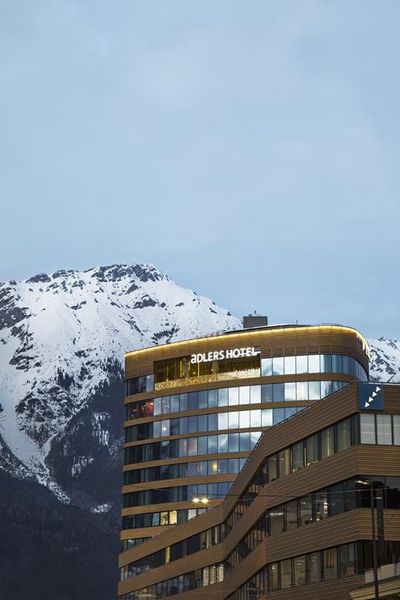 Neben dem aDLERS Lifestyle-Hotel Innsbruck befindet sich der Hauptbahnhof, von dem Gäste in weniger als einer Stunde die umliegenden Tiroler Freeride- und Wintersportgebiete erreichen