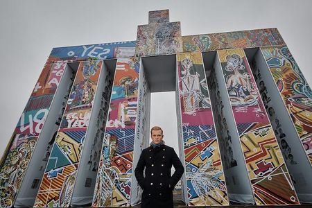 Der erst 22-jährige Leon Loewentraut beeindruckte die Jury mit seinen kraftvollen, ausdrucksstarken Gemaelden und seinen Kunstaktionen