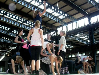 Ballettschuelerinnen von art la danse bei der Probe zur Sacre-Auffuehrung