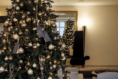 30 Kärtchen hängen am Christbaum, der die Lobby des Hotel Vier Jahreszeiten Starnberg in Oberbayern ziert. Darauf stehen Weihnachtswünsche von Wohngruppen der Tabaluga Kinderstiftung, die Hotelgäste per Spende erfüllen können