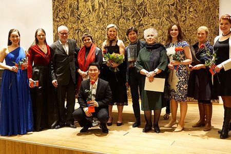 Die Jury und die Teilnehmerinnen der Finalrunde