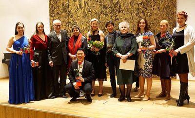 Die Jury und die Teilnehmerinnen der Finalrunde