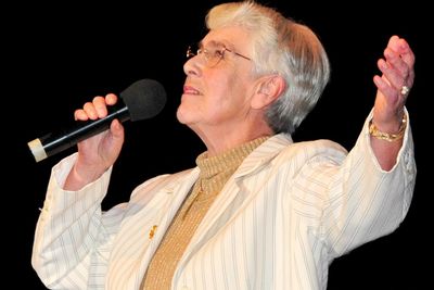 Die zauberhafte Julia Axen ist noch heute eine Saengerin mit großer Stimme. Ihre einstigen Erfolgsschlager zu hoeren, ist immer wieder ein Erlebnis.