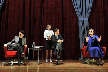 theater in Mannheim: Ich bin hier, ich liebe Äpfel - das neue Auftragswerk von Theresia Walser für das Schauspiel des Nationaltheaters bis zum 25.4.2013
