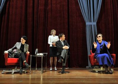 theater in Mannheim: Ich bin hier, ich liebe Äpfel - das neue Auftragswerk von Theresia Walser für das Schauspiel des Nationaltheaters bis zum 25.4.2013