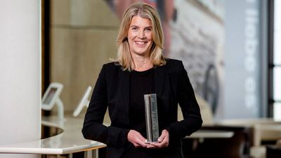 Susan Schramm im Mai 2021 mit der "CMO of the Year"-Trophäe
