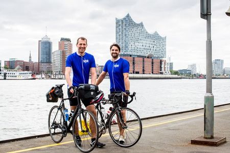Christian Stichler und Ronald Schuetze fahren mit dem Rad von Hamburg nach Stockholm zur Arbeit