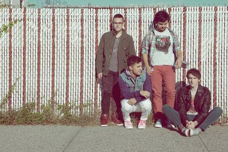 Walk The Moon. Nicholas Petricca (Gesang, Keyboards), Kevin Ray (Bass), Eli Maiman (Gitarre) und Sean Waugaman (Drums) kennen sich bereits seit ihrer Schulzeit