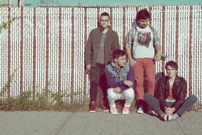 Walk The Moon. Nicholas Petricca (Gesang, Keyboards), Kevin Ray (Bass), Eli Maiman (Gitarre) und Sean Waugaman (Drums) kennen sich bereits seit ihrer Schulzeit