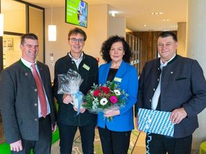 Christian Hornsteiner, Bürgermeister Farchant (links) und Anton Speer, Landrat Landkreis Garmisch-Partenkirchen (rechts), beglückwünschen Jürnjakob Reisigl und Katja Leveringhaus zur Eröffnung Christian Hornsteiner, Bürgermeister Farchant (links) und Anton Speer, Landrat Landkreis Garmisch-Partenkirchen (rechts), beglückwünschen Jürnjakob Reisigl und Katja Leveringhaus zur Eröffnung